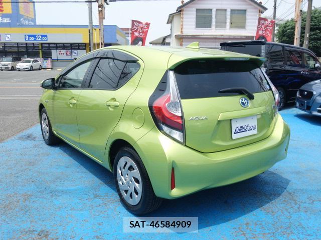 Toyota AQUA 2017-09 8216758-2