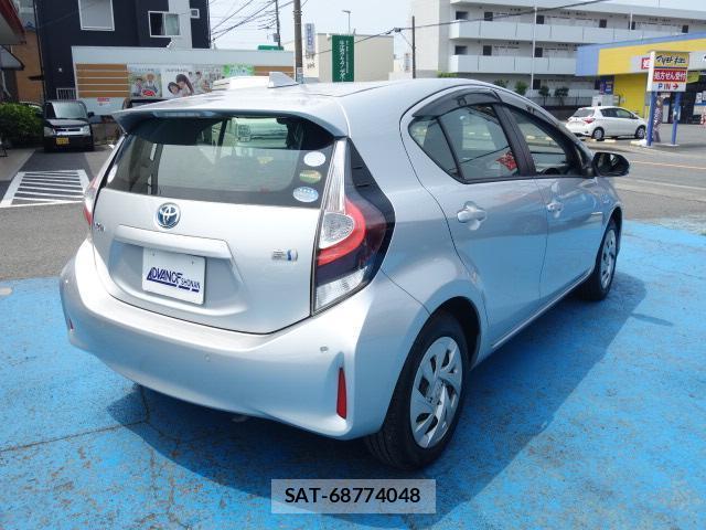 Toyota AQUA 2020-01 8216759-3