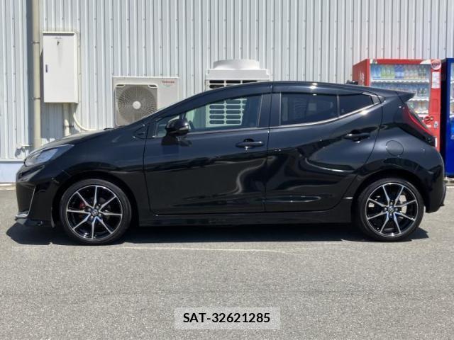 Toyota AQUA 2024-12 8216818-1