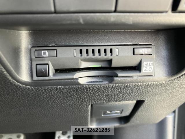 Toyota AQUA 2024-12 8216818-17