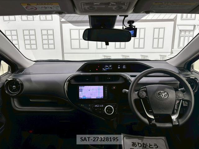 Toyota AQUA 2018-03 8216907-1