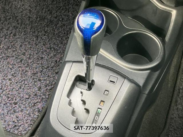 Toyota AQUA 2018-06 8216929-17