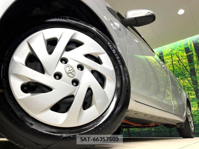Toyota AQUA 2016-05 8217101-13