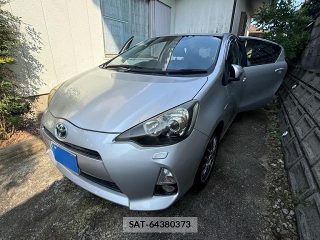 Toyota AQUA 2012-07 8217214-1