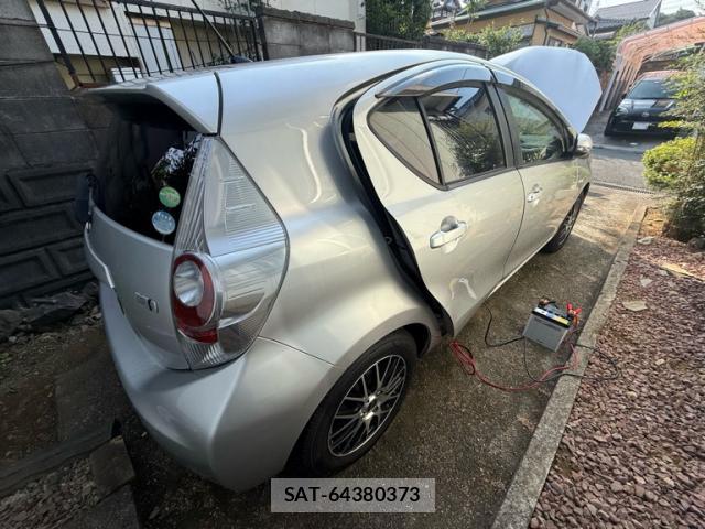 Toyota AQUA 2012-07 8217214-2