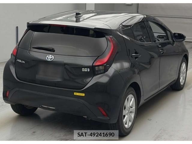 Toyota AQUA 2022-03 8217458-1