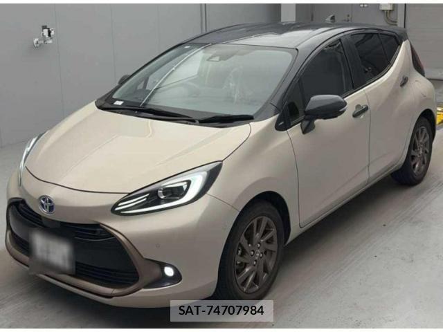 Toyota AQUA 2024-09 8217563-0