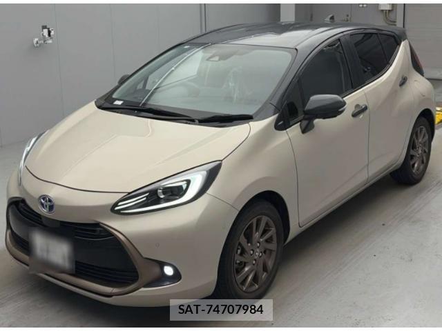 Toyota AQUA 2024-09 8217563-3