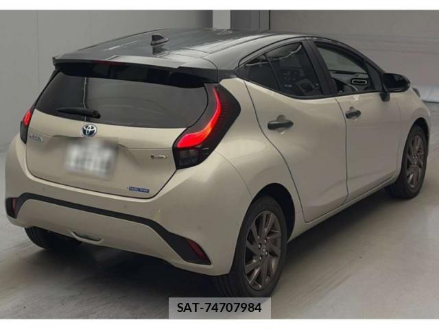 Toyota AQUA 2024-09 8217563-4