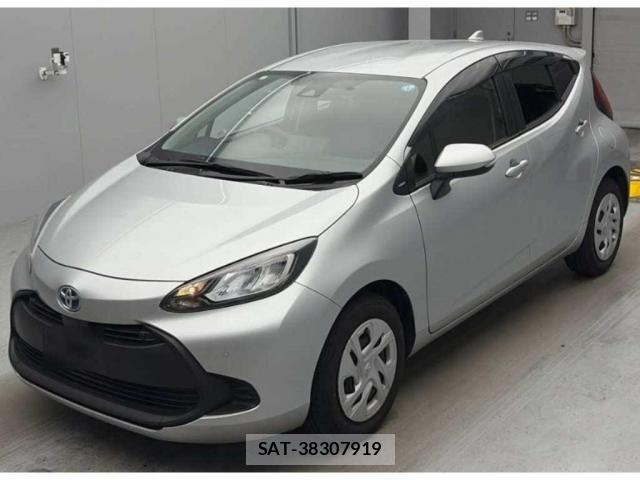 Toyota AQUA 2024-01 8217901-3