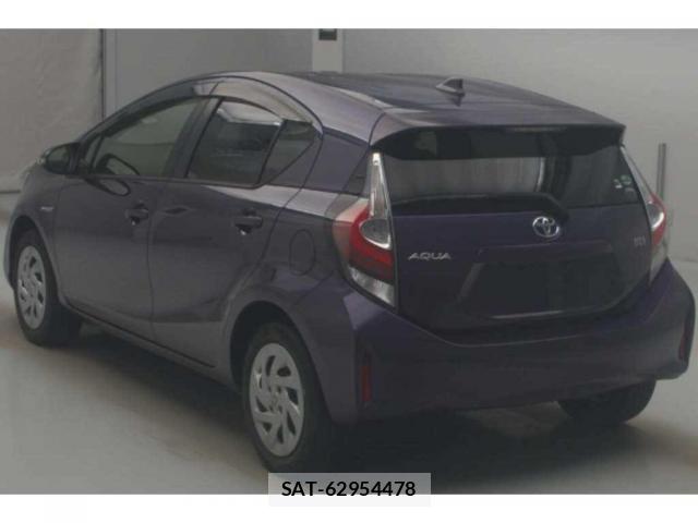 Toyota AQUA 2018-01 8217908-1
