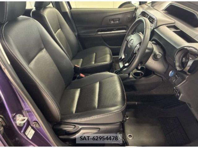 Toyota AQUA 2018-01 8217908-2