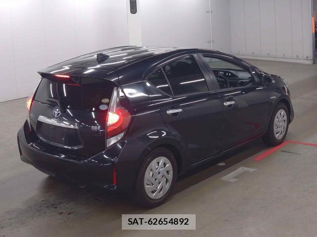 Toyota AQUA 2018-12 8217927-1