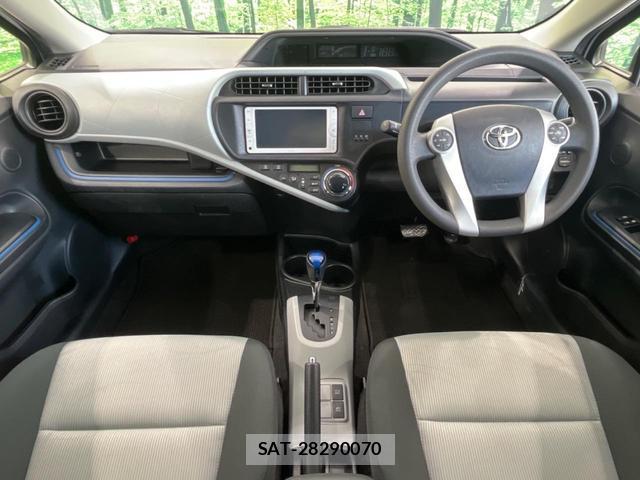 Toyota AQUA 2013-08 8219730-1