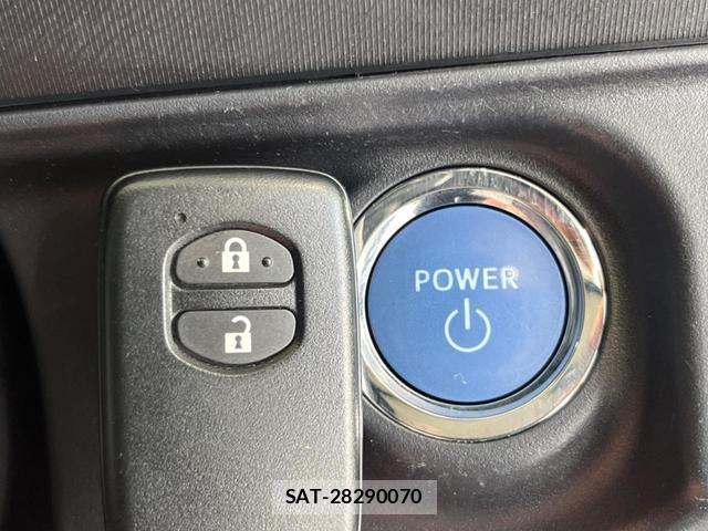 Toyota AQUA 2013-08 8219730-5