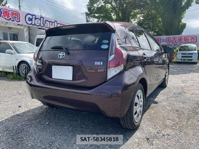 Toyota AQUA 2015-03 8220243-1