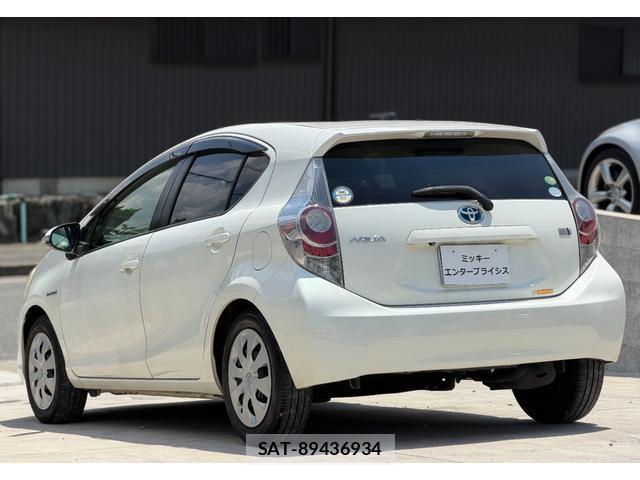 Toyota AQUA 2013-06 8220300-3