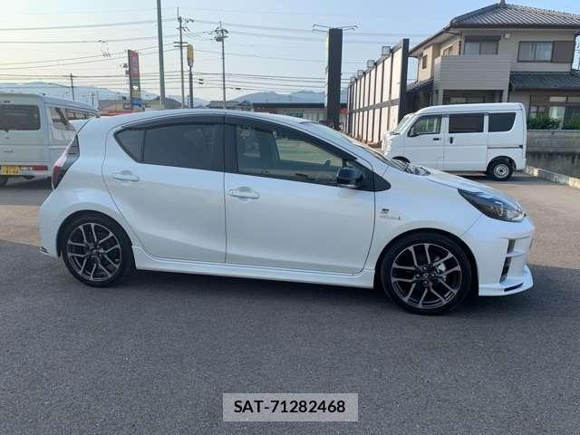Toyota AQUA 2021-03 8220312-8