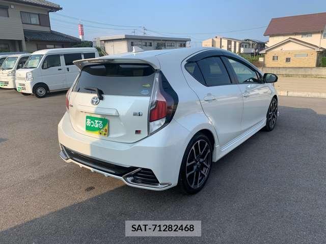 Toyota AQUA 2021-03 8220312-9
