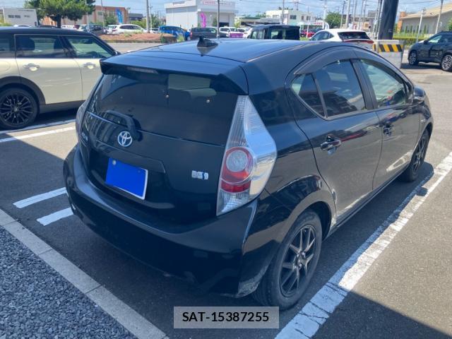 Toyota AQUA 2013-01 8220389-0