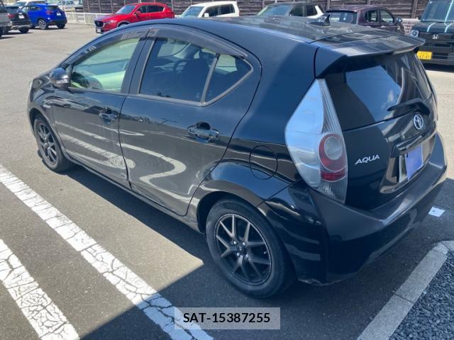 Toyota AQUA 2013-01 8220389-1