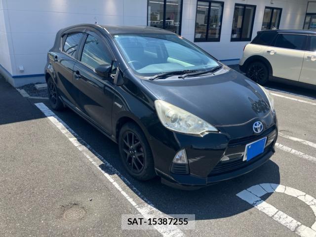 Toyota AQUA 2013-01 8220389-2