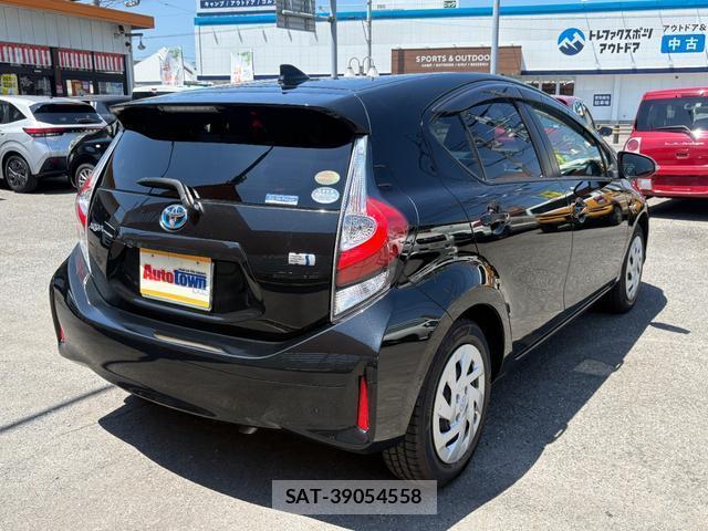 Toyota AQUA 2017-12 8220697-18