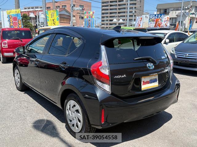 Toyota AQUA 2017-12 8220697-2