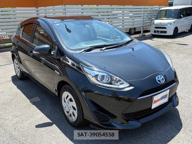 Toyota AQUA 2017-12 8220697-3