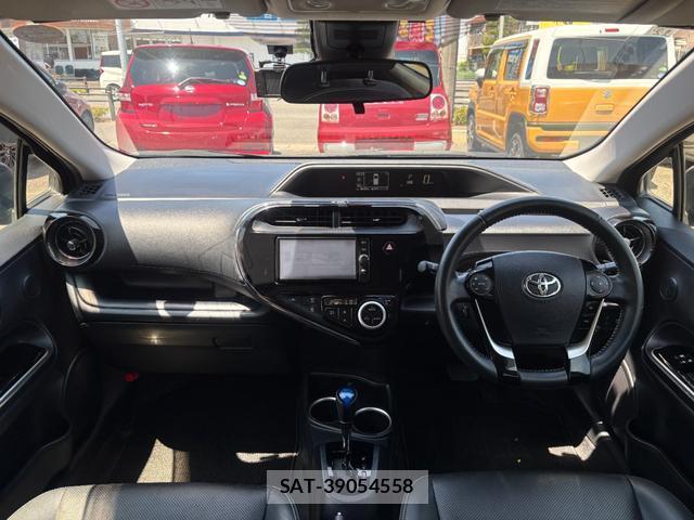 Toyota AQUA 2017-12 8220697-4