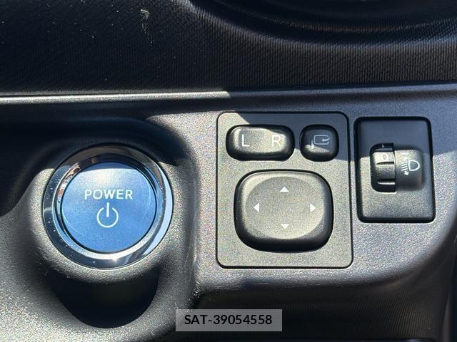 Toyota AQUA 2017-12 8220697-7