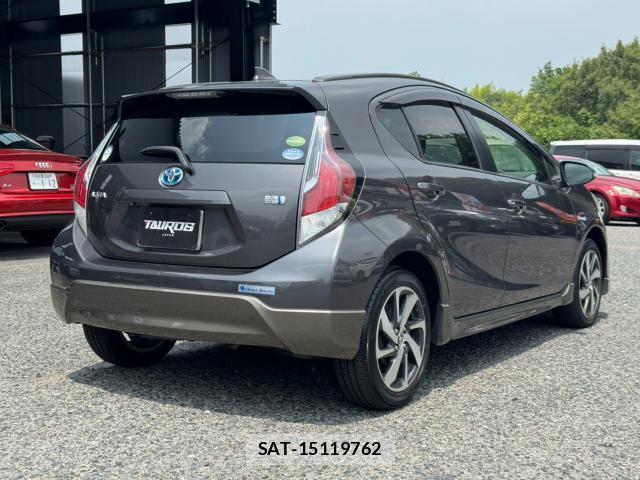 Toyota AQUA 2015-07 8220733-1