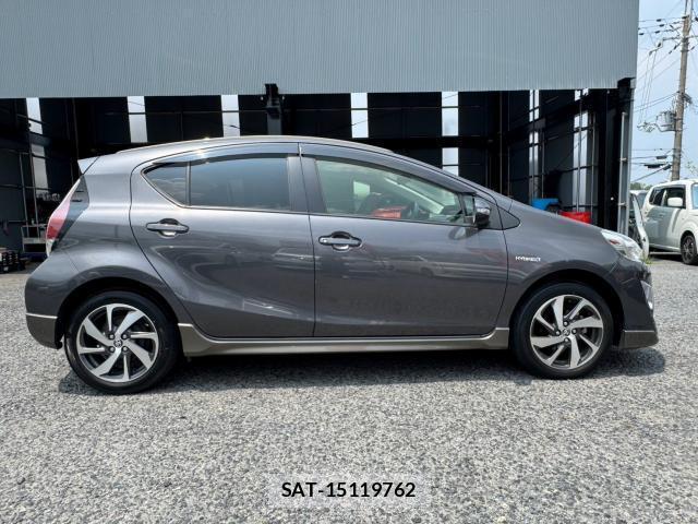 Toyota AQUA 2015-07 8220733-3