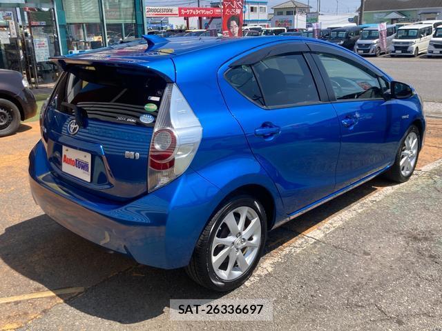 Toyota AQUA 2013-07 8220939-1
