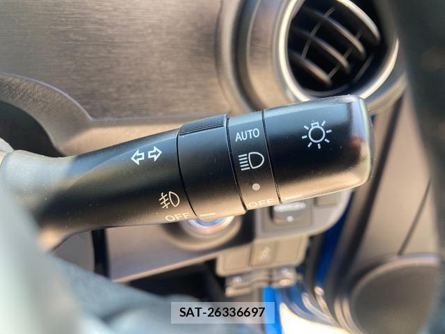 Toyota AQUA 2013-07 8220939-11