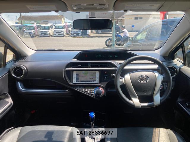 Toyota AQUA 2013-07 8220939-2