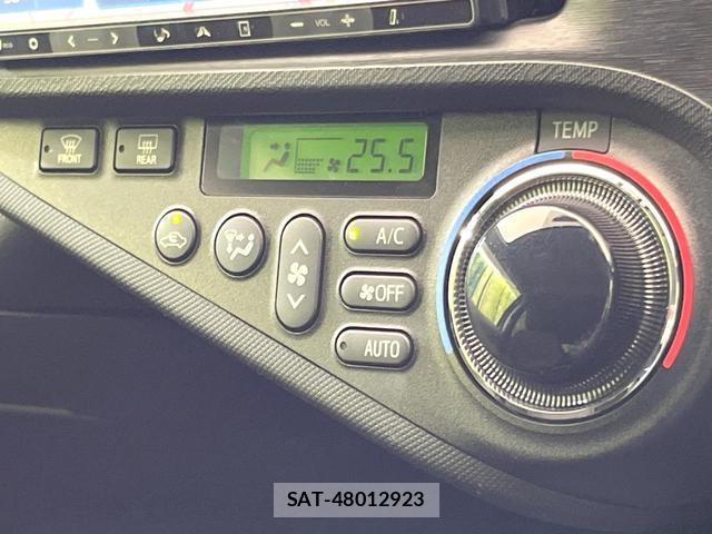 Toyota AQUA 2013-07 8220968-3