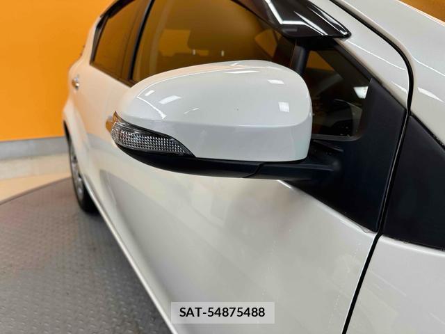 Toyota AQUA 2018-05 8221036-12