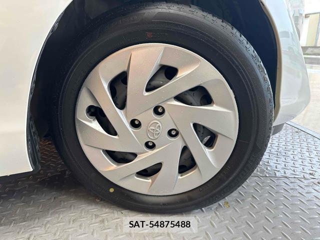 Toyota AQUA 2018-05 8221036-16