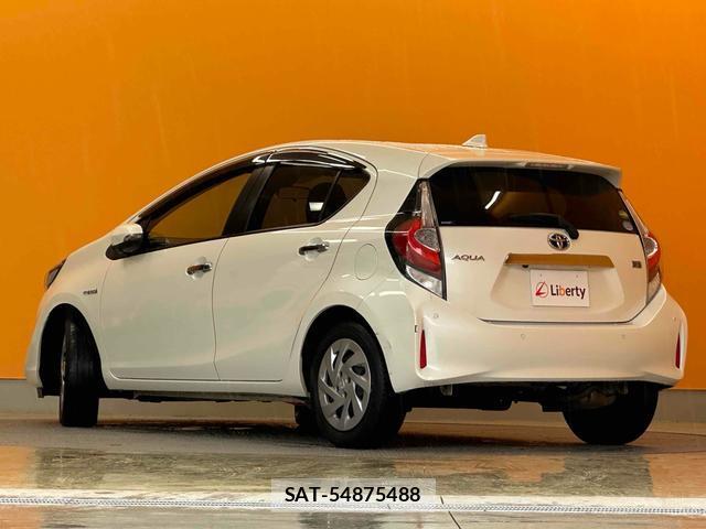 Toyota AQUA 2018-05 8221036-6