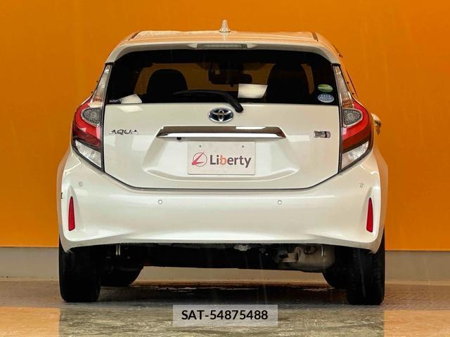 Toyota AQUA 2018-05 8221036-7