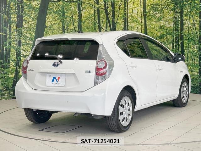 Toyota AQUA 2014-03 8221064-16