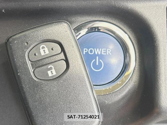 Toyota AQUA 2014-03 8221064-3