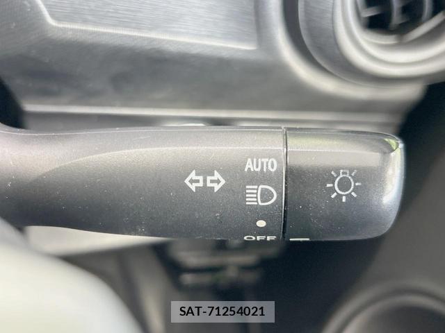 Toyota AQUA 2014-03 8221064-6