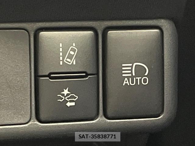 Toyota AQUA 2017-06 8221143-5