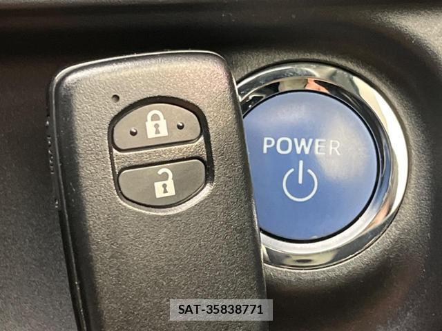 Toyota AQUA 2017-06 8221143-6