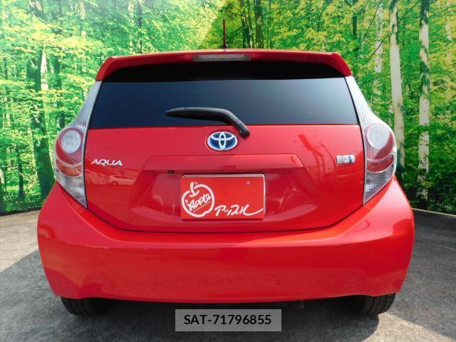 Toyota AQUA 2014-02 8221161-1