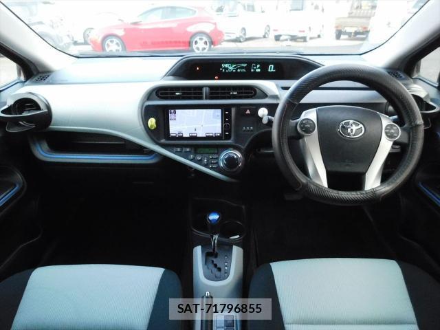 Toyota AQUA 2014-02 8221161-2