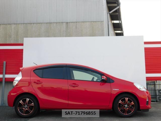 Toyota AQUA 2014-02 8221161-3