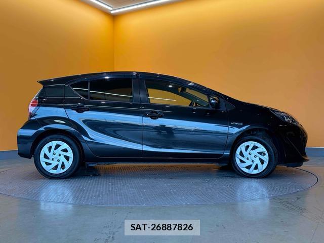Toyota AQUA 2017-07 8221305-6